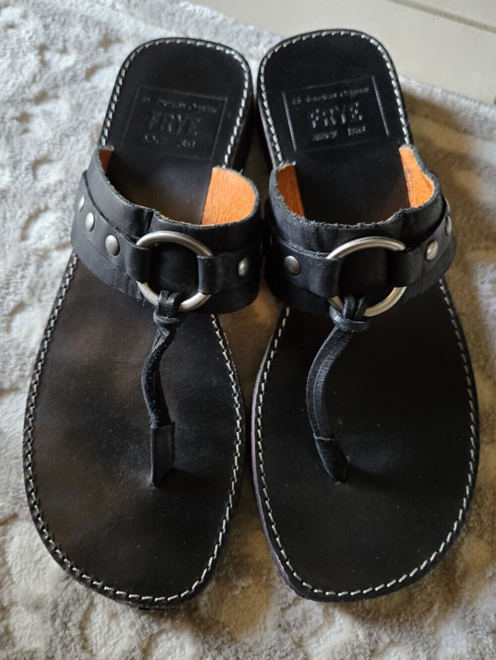 FRYE Riven LEATHER SANDAL Thong 7.5 Southwest Stud Western Coastal Cowgirl EUC